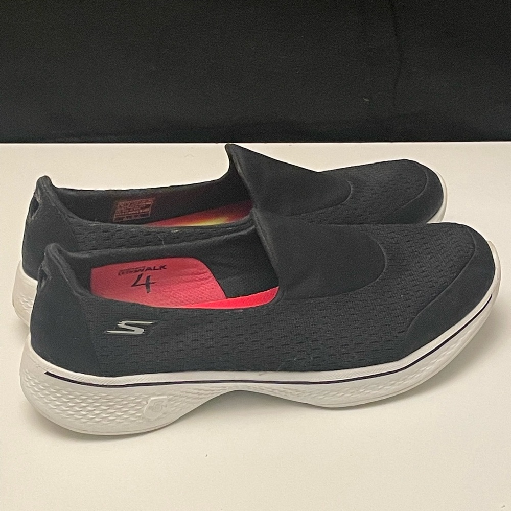 Skechers GOwalk 4 Pursuit Black women’s walking shoe US size 9